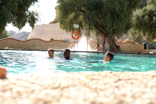 Piscina termal Los Torreones Alicún Granada — aguas minero-medicinales